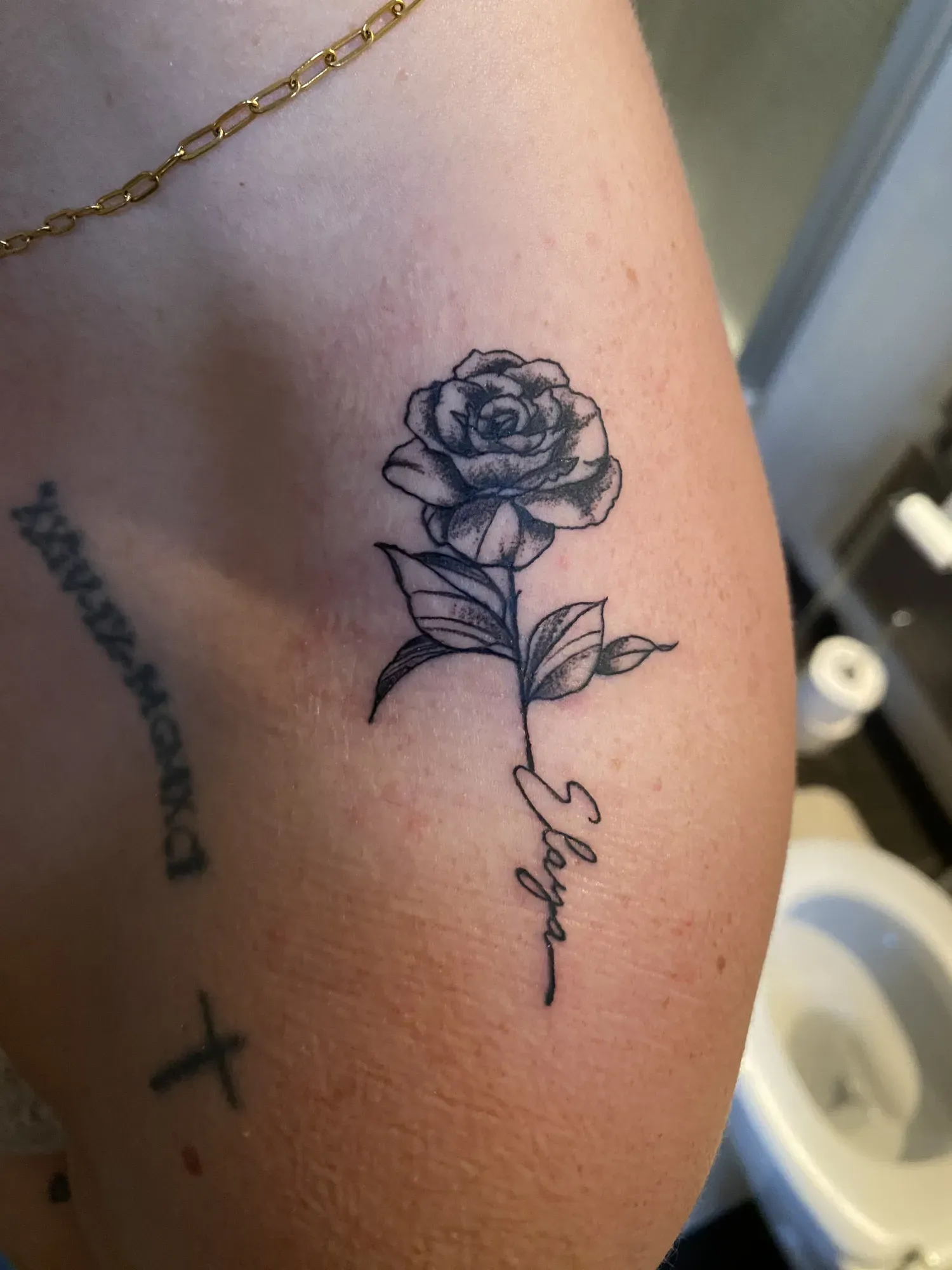 Black & grey roos met kruis en initialen op de arm, tattoo Gent