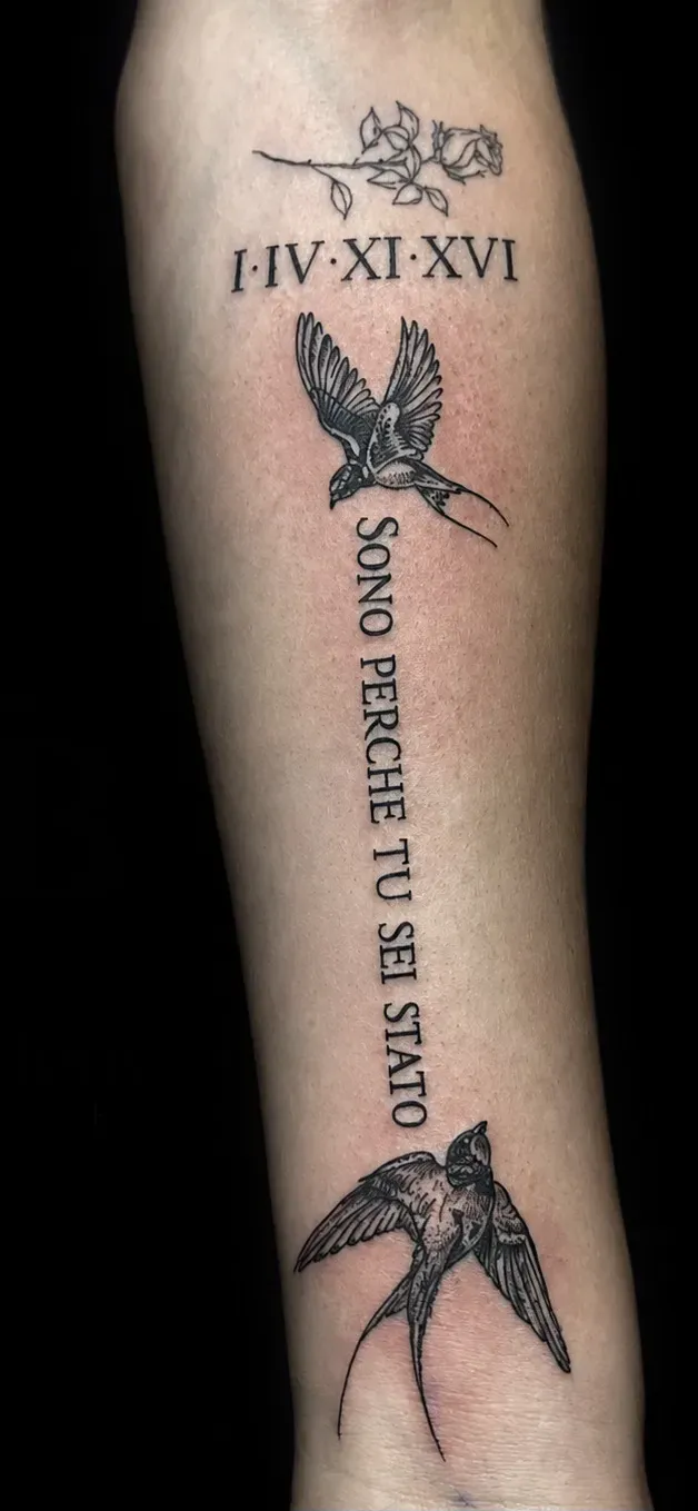 Black & grey onderarm-tattoo met Romeinse cijfers, roos, zwaluw en Italiaans script, tattoo Gent