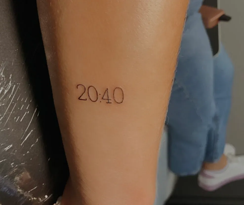 Fine line cijfers 20:40 op de onderarm, tattoo Gent