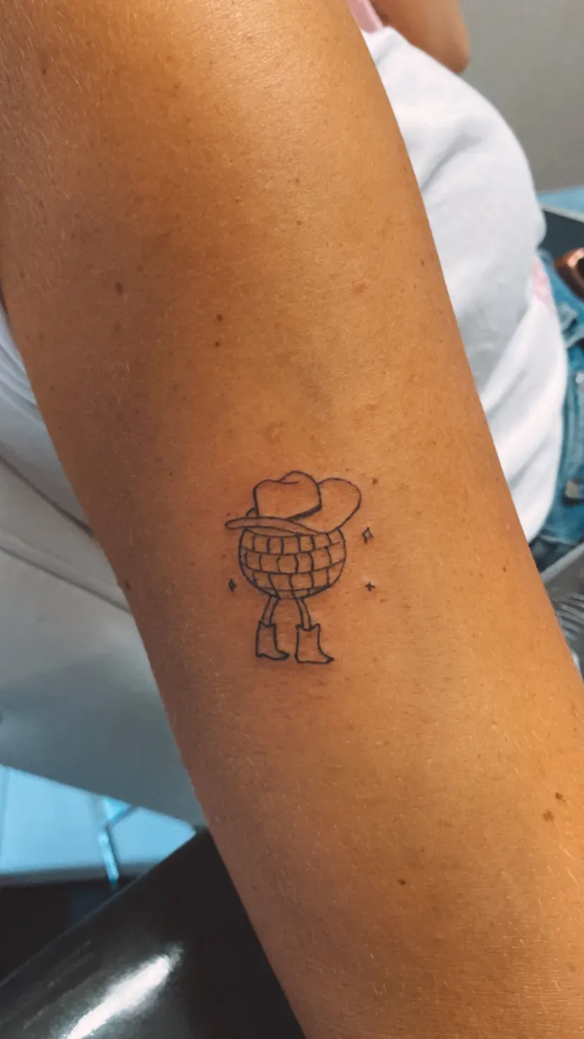 Fine line speels figuurtje op de arm, tattoo Gent