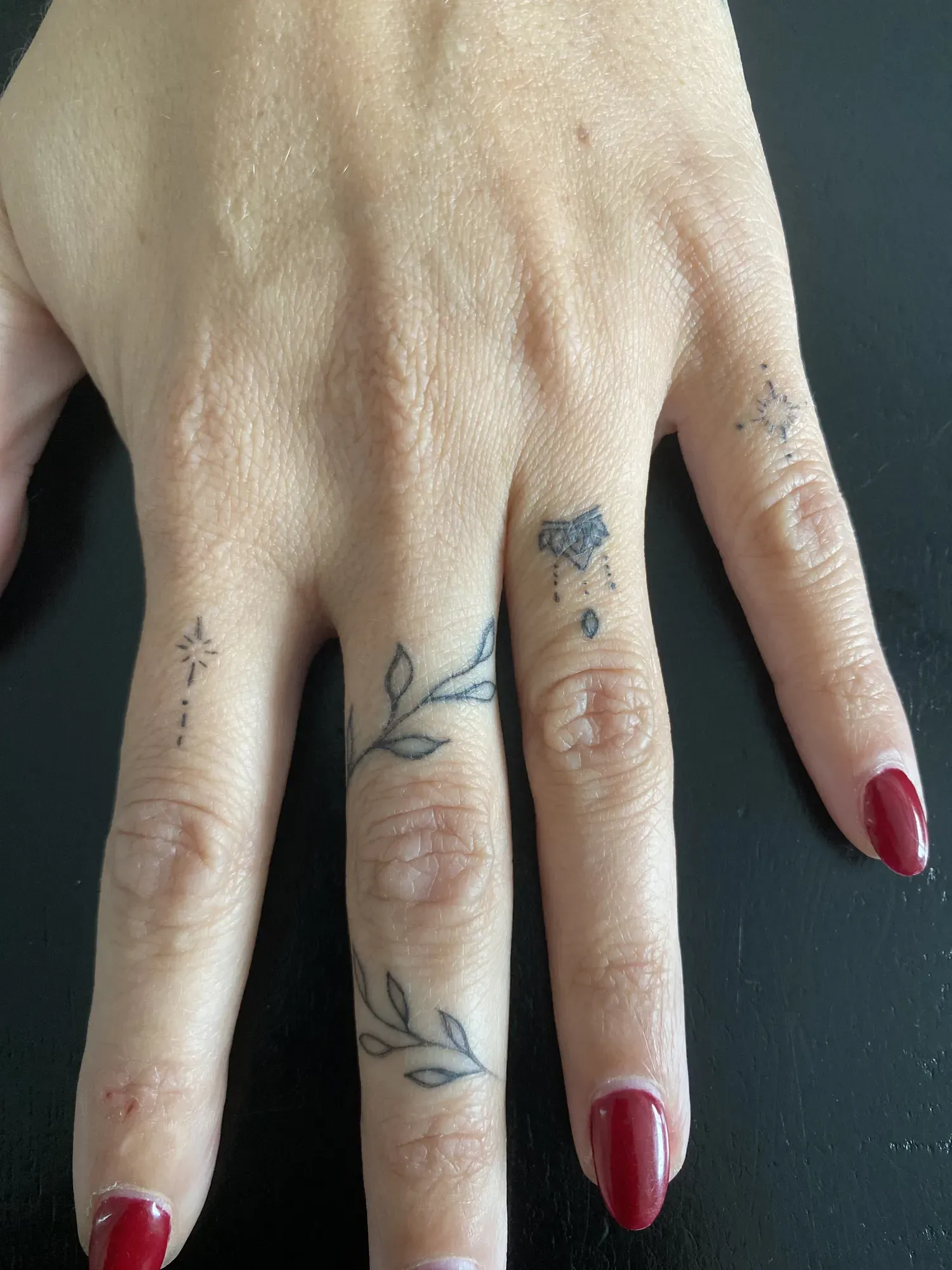 Fine line fijne bloemenranken op de vingers, tattoo Gent