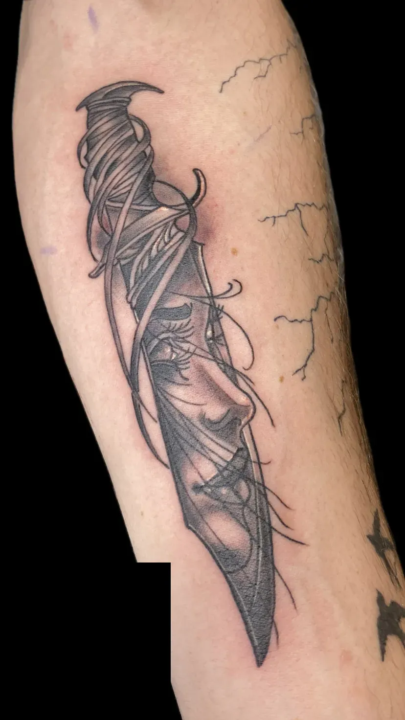 Black & grey veren-tattoo met portret op de onderarm door Glenn Cantré, tattoo Gent