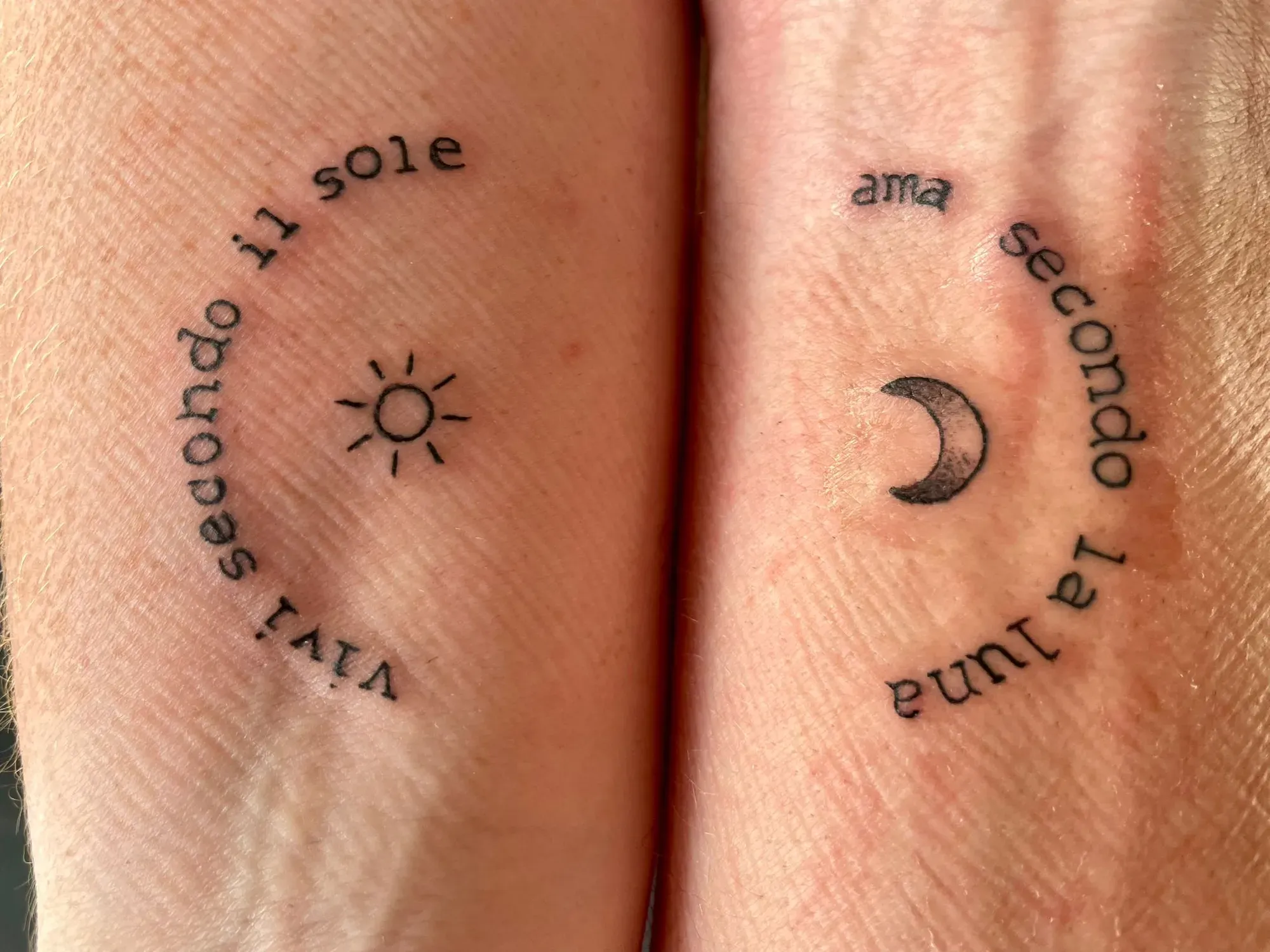 Fine line zon-en-maan lettering met Italiaanse tekst op de polsen, tattoo Gent