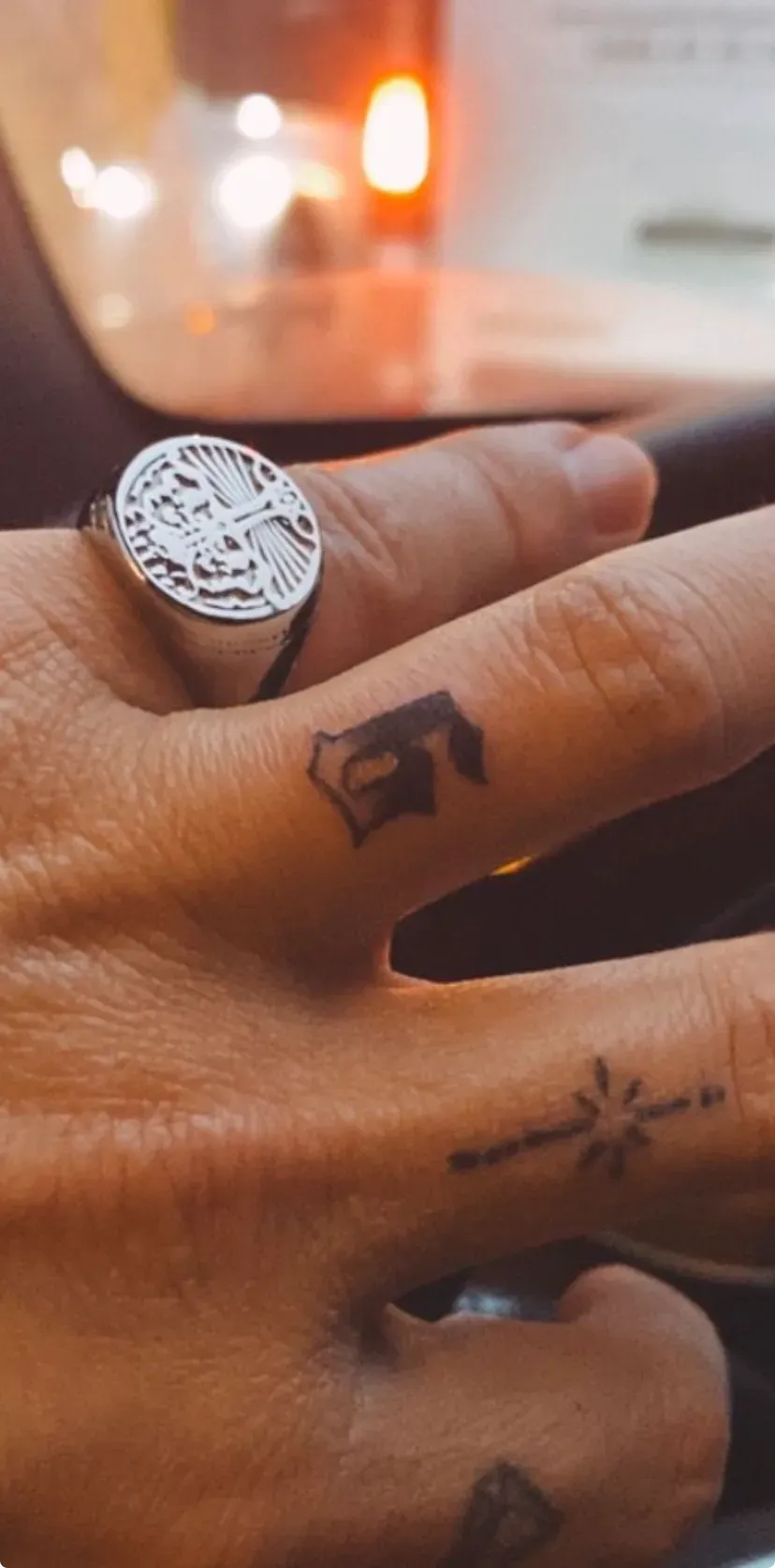 Fijne lettering en symbolen op de vingers, tattoo Gent