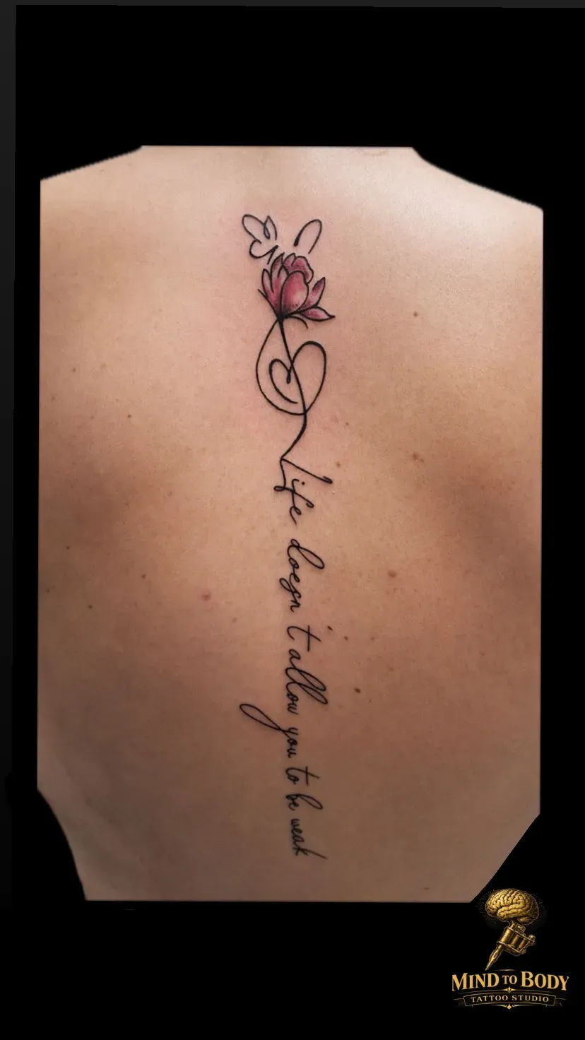Fijne lettering met roos op de ruggengraat, tattoo Gent